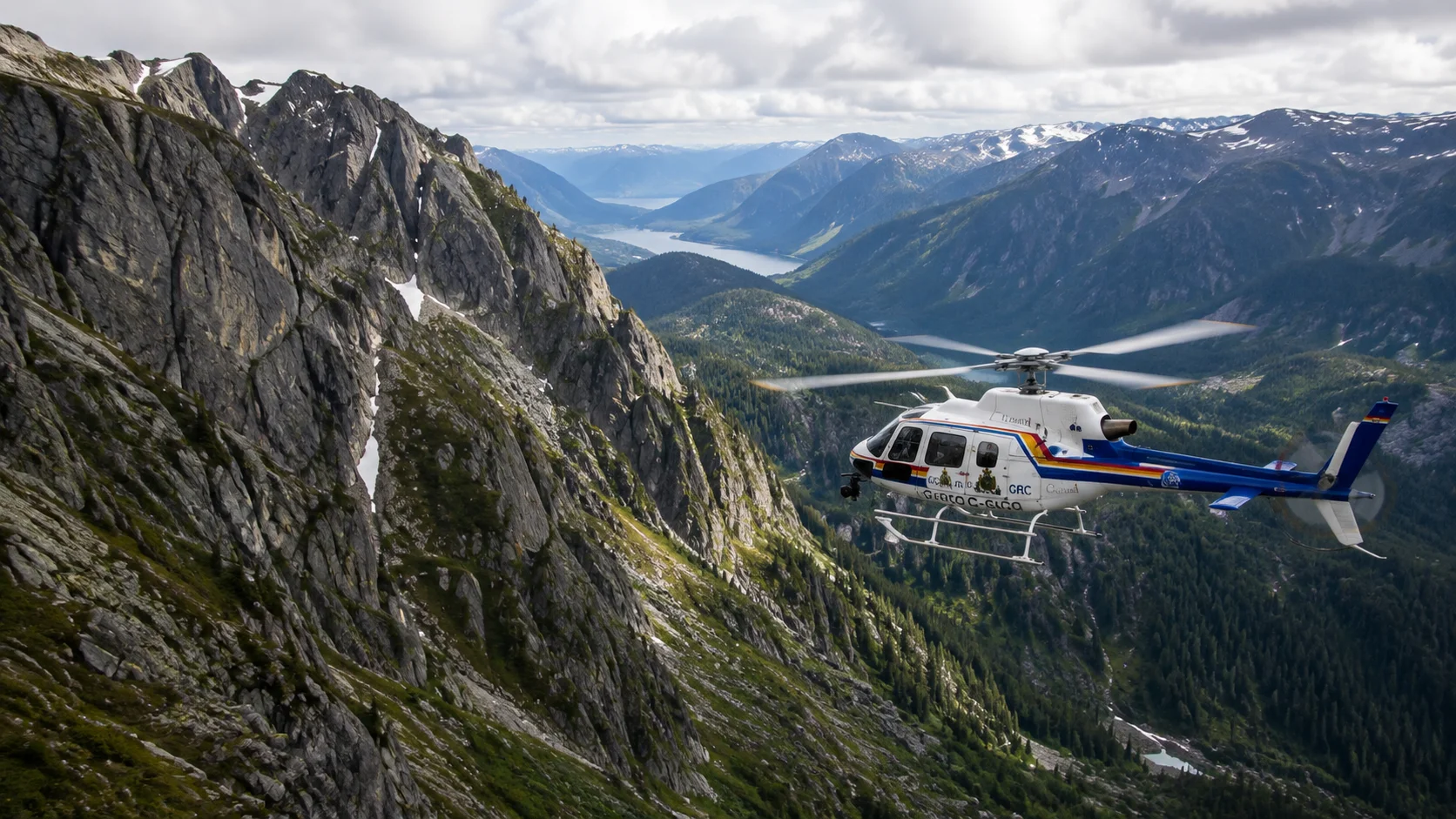 Stranded on a Cliff Ledge for 3 Nights, He Waved Something White — and a Helicopter Pilot Saw It